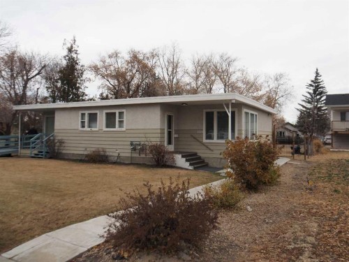 5218 & 5216 56 Ave, Ponoka, AB - Outdoor