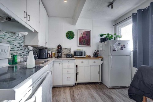 5218 & 5216 56 Ave, Ponoka, AB - Indoor Photo Showing Kitchen