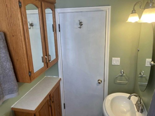 4620 46 Street, Camrose, AB - Indoor Photo Showing Bathroom