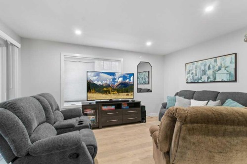 4507 48 Avenue, Sylvan Lake, AB - Indoor Photo Showing Living Room