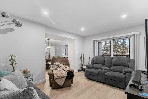 4507 48 Avenue, Sylvan Lake, AB - Indoor Photo Showing Living Room