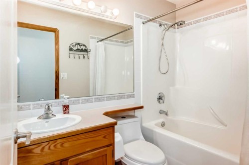 22 Kilburn Crescent, Red Deer, AB - Indoor Photo Showing Bathroom