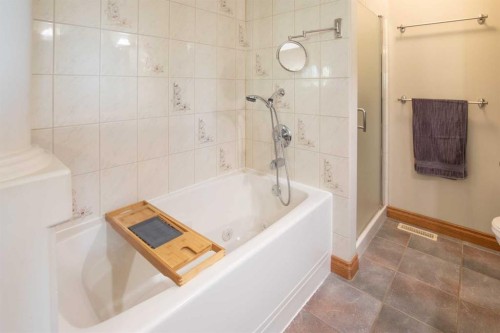 2 Holbrook Place, Sylvan Lake, AB - Indoor Photo Showing Bathroom