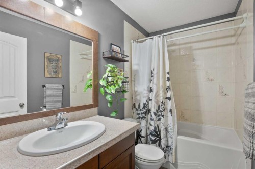 2 Holbrook Place, Sylvan Lake, AB - Indoor Photo Showing Bathroom