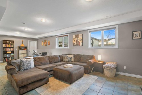 2 Holbrook Place, Sylvan Lake, AB - Indoor Photo Showing Living Room