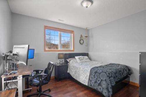 2 Holbrook Place, Sylvan Lake, AB - Indoor Photo Showing Bedroom