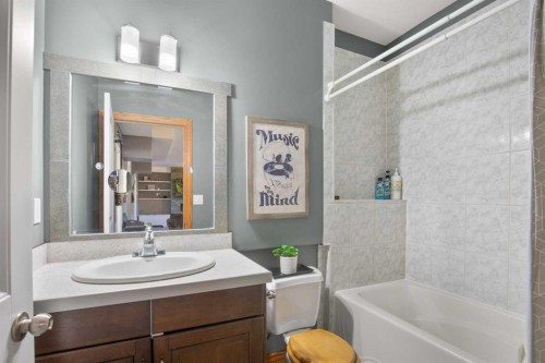 2 Holbrook Place, Sylvan Lake, AB - Indoor Photo Showing Bathroom