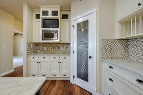 404-5213 61 Street, Red Deer, AB - Indoor Photo Showing Kitchen