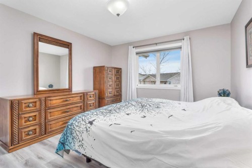 68 Falcon Crescent, Sylvan Lake, AB - Indoor Photo Showing Bedroom