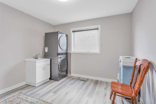 68 Falcon Crescent, Sylvan Lake, AB - Indoor Photo Showing Laundry Room