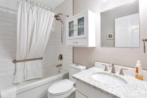 68 Falcon Crescent, Sylvan Lake, AB - Indoor Photo Showing Bathroom