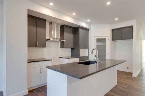 495 Lawthorn Way Se, Airdrie, AB - Indoor Photo Showing Kitchen