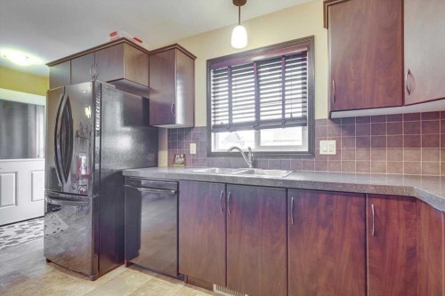 118 Redwood Boulevard, Springbrook, AB - Indoor Photo Showing Kitchen With Double Sink