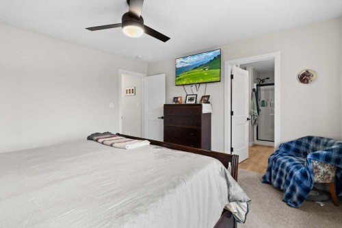 85 Crestview Boulevard, Sylvan Lake, AB - Indoor Photo Showing Bedroom