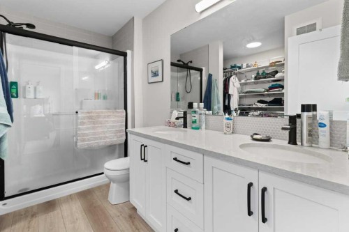 85 Crestview Boulevard, Sylvan Lake, AB - Indoor Photo Showing Bathroom