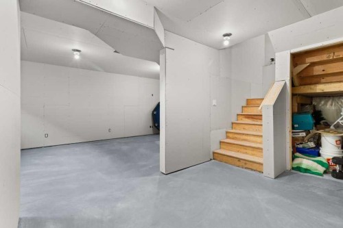 85 Crestview Boulevard, Sylvan Lake, AB - Indoor Photo Showing Garage