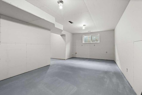 85 Crestview Boulevard, Sylvan Lake, AB - Indoor Photo Showing Garage