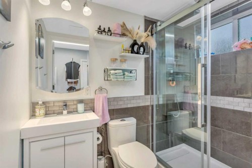 7 Westview Drive, Lacombe, AB - Indoor Photo Showing Bathroom