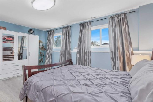 7 Westview Drive, Lacombe, AB - Indoor Photo Showing Bedroom