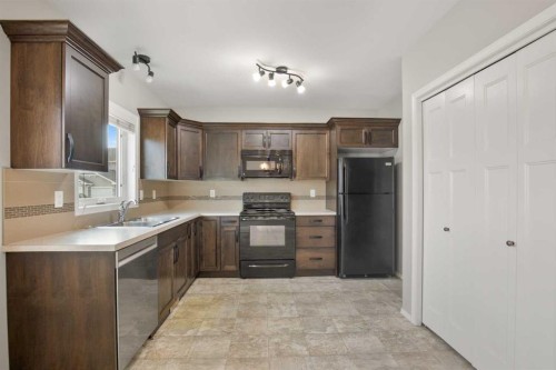 1 Crimson Court, Blackfalds, AB - Indoor Photo Showing Kitchen With Double Sink
