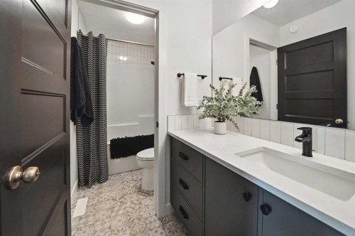 129 Emerald Drive, Red Deer, AB - Indoor Photo Showing Bathroom