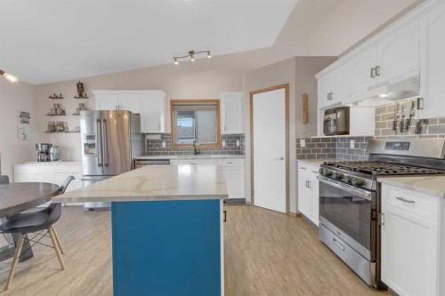 16 Parson Drive, Sylvan Lake, AB - Indoor Photo Showing Kitchen With Upgraded Kitchen