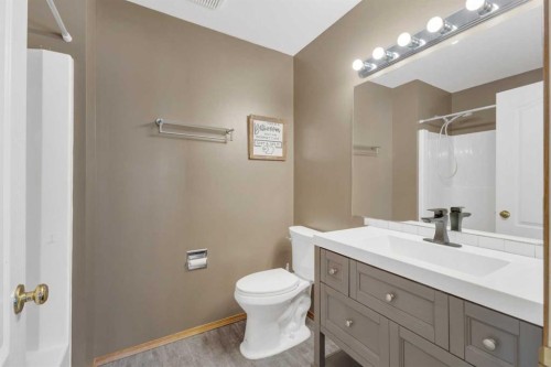 16 Parson Drive, Sylvan Lake, AB - Indoor Photo Showing Bathroom