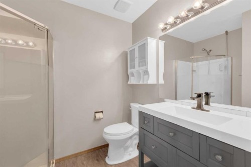 16 Parson Drive, Sylvan Lake, AB - Indoor Photo Showing Bathroom