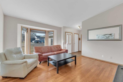 16 Parson Drive, Sylvan Lake, AB - Indoor Photo Showing Living Room