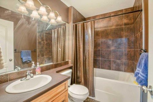 10 Fieldstone Way, Sylvan Lake, AB - Indoor Photo Showing Bathroom