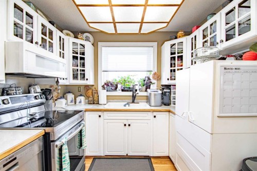 84 Pearson Crescent, Red Deer, AB - Indoor Photo Showing Kitchen