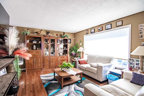 84 Pearson Crescent, Red Deer, AB - Indoor Photo Showing Living Room