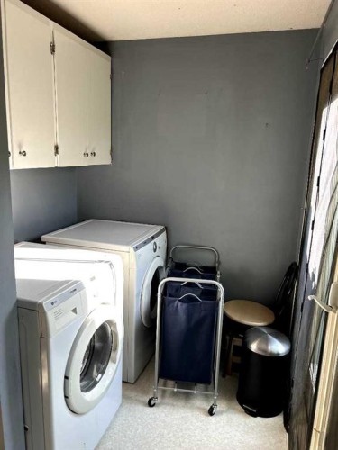 5202 Victoria Avenue, Coronation, AB - Indoor Photo Showing Laundry Room