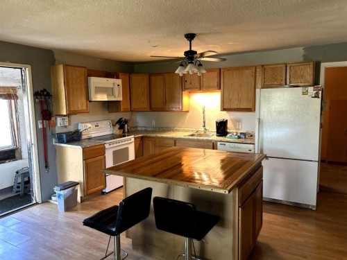 5202 Victoria Avenue, Coronation, AB - Indoor Photo Showing Kitchen
