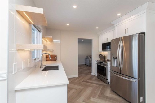10 Pickwick Lane, Lacombe, AB - Indoor Photo Showing Kitchen With Upgraded Kitchen