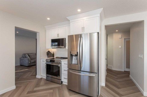 10 Pickwick Lane, Lacombe, AB - Indoor Photo Showing Kitchen