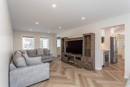 10 Pickwick Lane, Lacombe, AB - Indoor Photo Showing Living Room