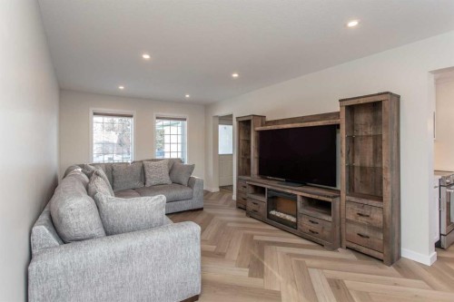 10 Pickwick Lane, Lacombe, AB - Indoor Photo Showing Living Room