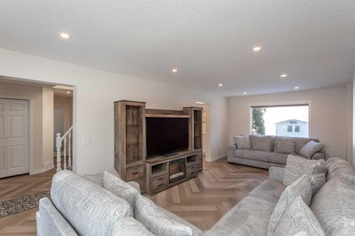 10 Pickwick Lane, Lacombe, AB - Indoor Photo Showing Living Room