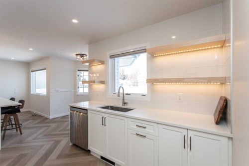 10 Pickwick Lane, Lacombe, AB - Indoor Photo Showing Kitchen