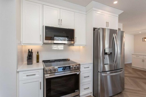 10 Pickwick Lane, Lacombe, AB - Indoor Photo Showing Kitchen With Upgraded Kitchen