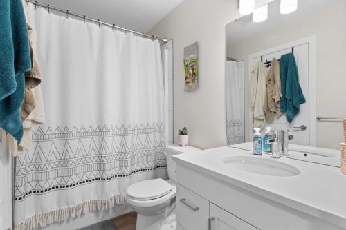 4070 Ryders Ridge Boulevard, Sylvan Lake, AB - Indoor Photo Showing Bathroom