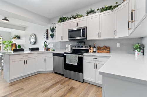 4070 Ryders Ridge Boulevard, Sylvan Lake, AB - Indoor Photo Showing Kitchen