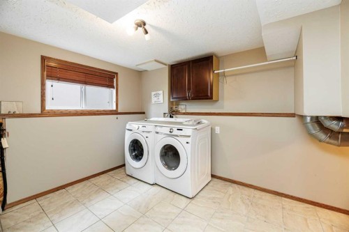 86 Jenner Crescent, Red Deer, AB - Indoor Photo Showing Laundry Room