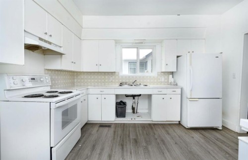 5124 52 Avenue South, Viking, AB - Indoor Photo Showing Kitchen With Double Sink
