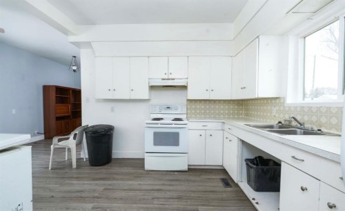 5124 52 Avenue South, Viking, AB - Indoor Photo Showing Kitchen With Double Sink
