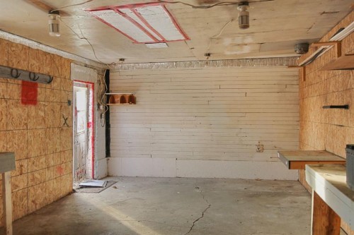 5131 51 Street, Consort, AB - Indoor Photo Showing Garage
