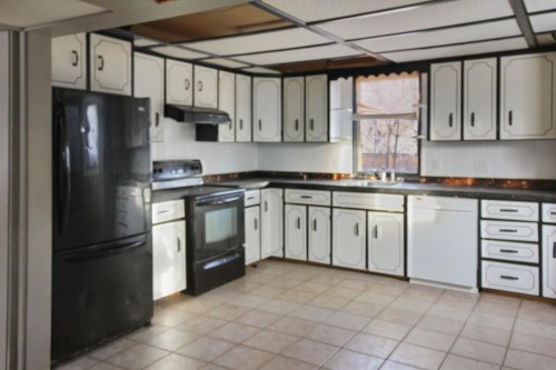 5131 51 Street, Consort, AB - Indoor Photo Showing Kitchen With Double Sink