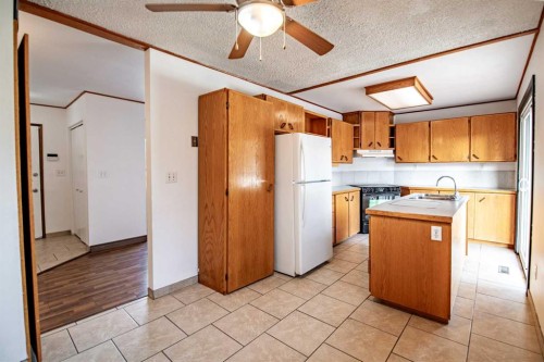 93 Westview Drive, Sylvan Lake, AB - Indoor Photo Showing Kitchen