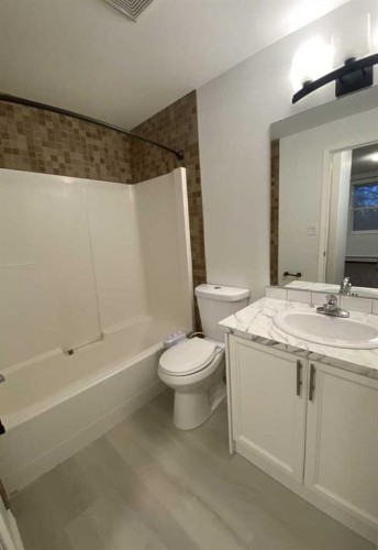 202-5211 39 Street, Red Deer, AB - Indoor Photo Showing Bathroom